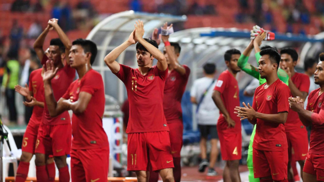 Sejumlah pesepak bola Indonesia memberikan salam usai pertandingan melawan Thailand dalam laga lanjutan Piala AFF 2018 di Stadion Nasional Rajamangala, Bangkok, Thailand