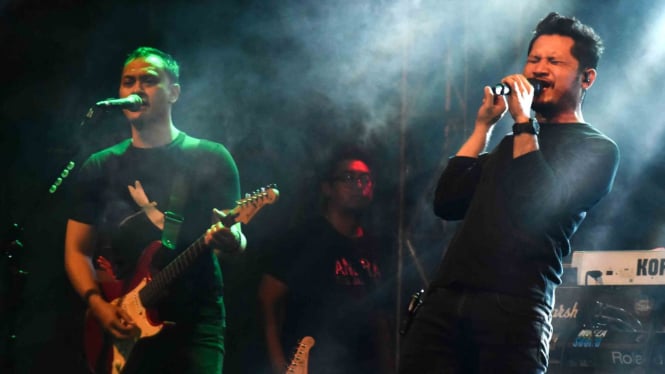 Vokalis grup band Andra and The Backbone Deddy Suryadi (kanan) dan gitaris Andra Ramadhan (kiri).