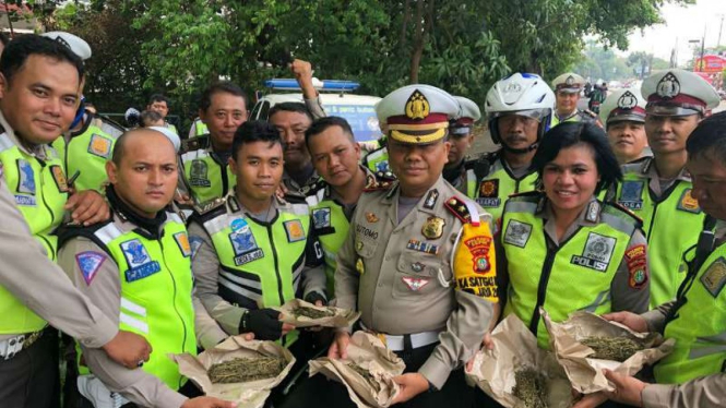 Petugas Satuan Lalu Lintas Polresta Depok menemukan tumpukan ganja kering 