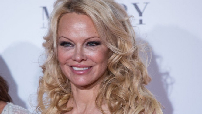 Pamela Anderson telah sejak lama mendukung Julian Assange.-Getty Images