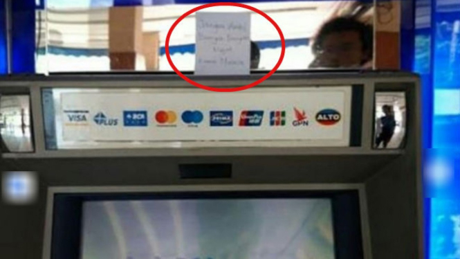 Tulisan dalam secarik kertas di ATM.