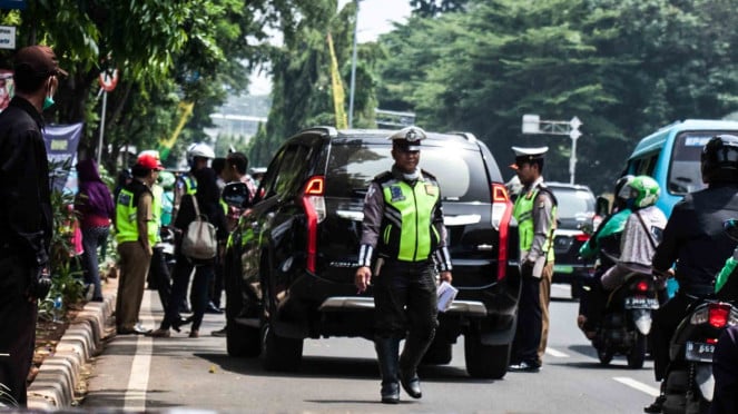 Petugas gabungan memeriksa pajak kendaraan bermotor saat razia pengesahan Surat Tanda Nomor Kendaraan (STNK) di kawasan Taman Makam Pahlawan Kalibata, Jakarta, Senin, 19 November 2018.