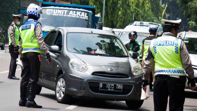 Petugas gabungan memeriksa pajak kendaraan bermotor saat razia pengesahan Surat Tanda Nomor Kendaraan (STNK) di kawasan Taman Makam Pahlawan Kalibata, Jakarta, Senin, 19 November 2018.