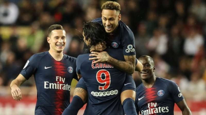 Para pemain Paris Saint-Germain (PSG) merayakan gol Edinson Cavani (9)