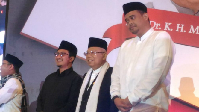 Cawapres nomor urut 01 Ma'ruf Amin (tengah)