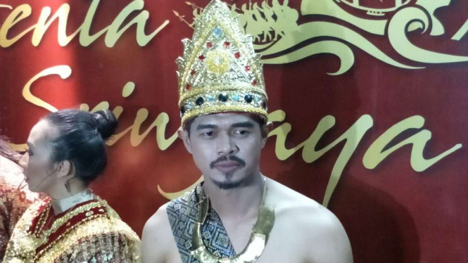 Bambang Pamungkas bintangi pertunjukkan teater Genta Sriwijaya.