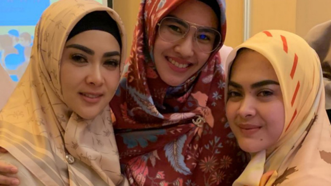 Syahrini, Kartika Putri dan adik Syahrini di Kajian Ustaz Abdul Somad.