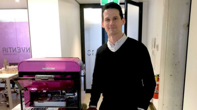 CEO Inventia, Cameron Ferris, dengan bio-printer Rastrum.