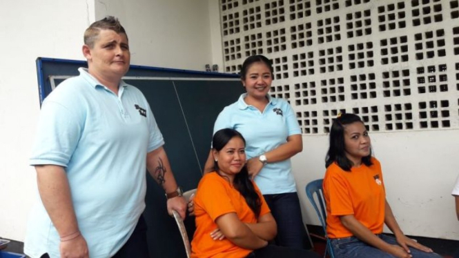 Renae Lawrence dengan tahanan lainnya di penjara Bangli di Bali.