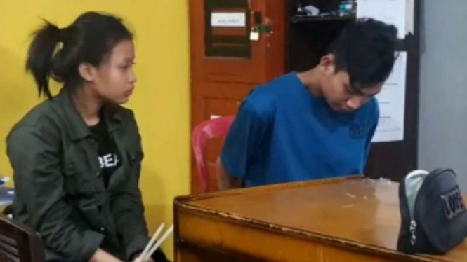 Pasangan kekasih Yustian-Nissa Regina, tersangka pembunuh wanita pemandu karaoke, sesaat setelah ditangkap di Markas Polres Merangin, Jambi, pada Rabu, 21 November 2018.