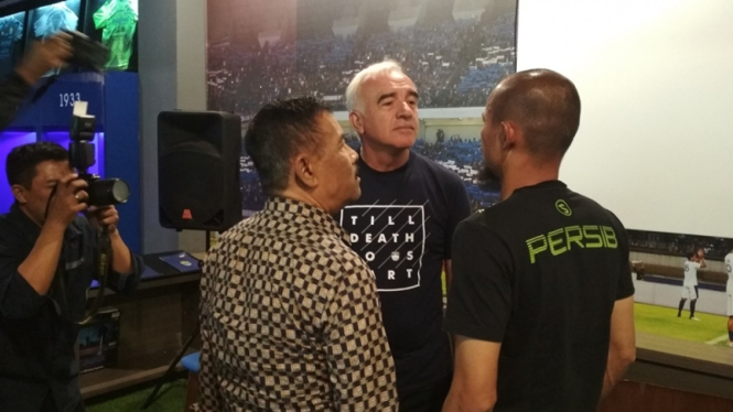 Pelatih Persib, Mario Gomez bersama Supardi Nasir dan Umuh Muchtar