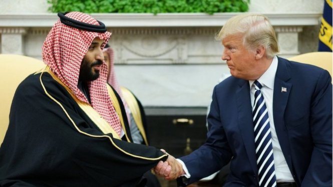 Presiden AS Donald Trump berjabat tangan dengan putra mahkota Arab Saudi, Mohammed bin Salman, pada 20 Maret 2018. - AFP/Getty Images