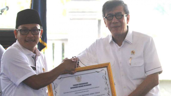 Menteri Hukum dan HAM Yasonna Laoly menyerahkan piagam penghargaan desa sadar hukum kepada Wali Kota Malang Sutiaji di Malang, Jawa Timur, pada Rabu, 21 November 2018.