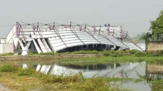 Stadion mini di Tangerang ambruk karena hujan deras.