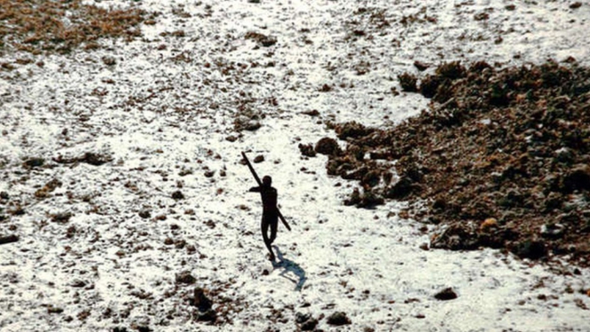 Orang-orang di Pulau Sentinel Utara selalu menolak berhubungan dengan dunia luar. - Indian coastguard/Survival International