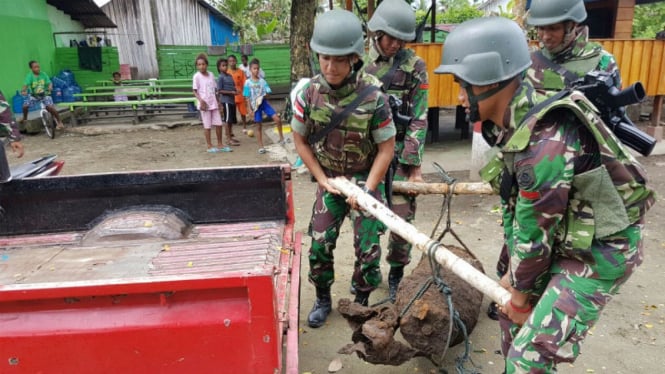 Personel TNI mengamankan bom raksasa dari pemukiman warga