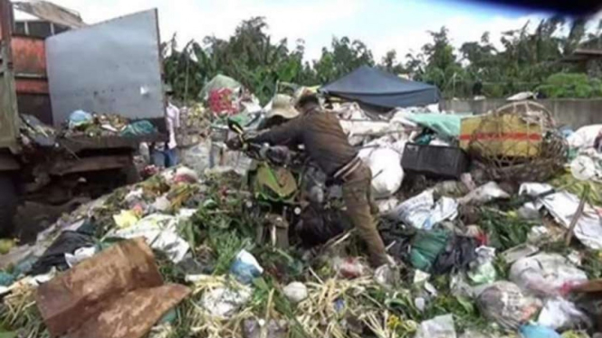 Kawasaki Ninja Z1000 di tempat pembuangan sampah.