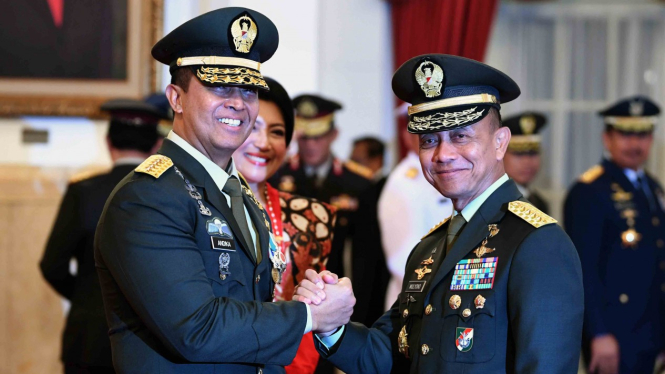 Kepala Staf Angkatan Darat (KSAD) yang baru Jenderal TNI Andika Perkasa (kiri) .