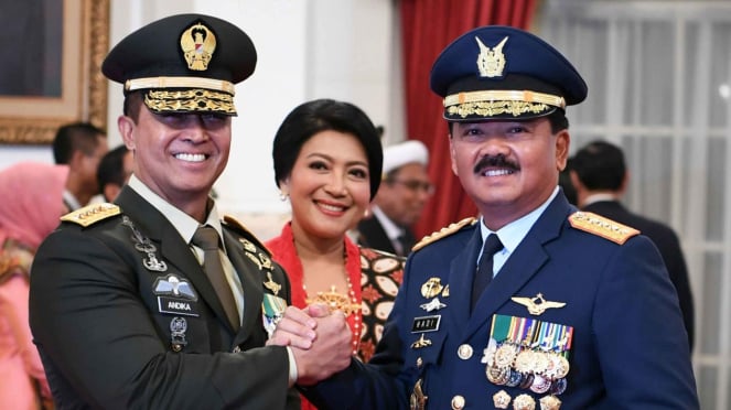 Panglima TNI Marsekal TNI Hadi Tjahjanto (kanan) melakukan salam komando dengan Kepala Staf Angkatan Darat (KSAD) yang baru Jenderal TNI Andika Perkasa (kiri) seusai pelantikan oleh Presiden Joko WIdodo di Istana Merdeka, Jakarta, Kamis, 22 November 2018.