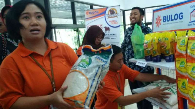 Beras medium murah produksi Bulog dijual di perdesaan Jawa Tengah.