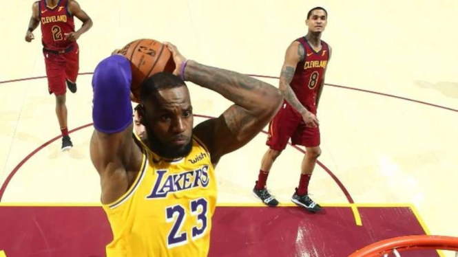 Bintang Los Angeles Lakers, LeBron James, dalam laga melawan Cleveland Cavaliers