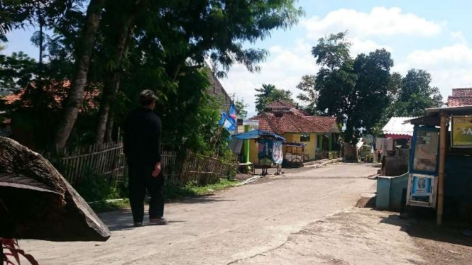 Suasana jelang rekonstruksi pembunuhan sekeluarga, di Garut, Jawa Barat.