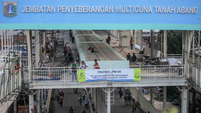 Pekerja menyelesaikan proyek pembangunan skybridge atau jembatan penyeberangan multiguna (JPM) Tanah Abang di Jakarta,