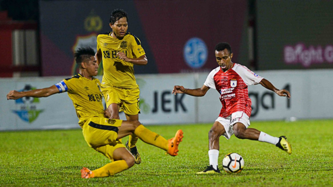 Pesepak bola Persipura Jayapura Todd Rivaldo Albert Ferre (kanan) berebut bola dengan pesepak bola Bhayangkara FC Jajang Mulyana (tengah) dan Indra Kahfi (kiri) dalam pertandingan Liga 1 2018 di Stadion PTIK, Jakarta