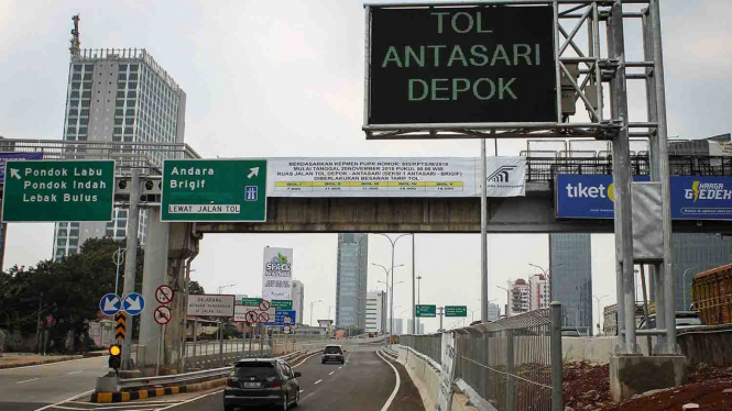 Kendaraan melintasi jalan tol Depok-Antasari (Desari) di kawasan TB Simatupang, Jakarta
