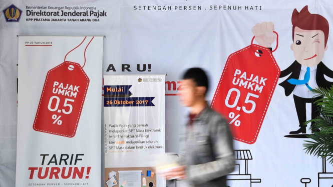 Seorang wajib pajak meninggalkan Kantor Pelayanan Pajak Pratama Jakarta Tanah Abang Dua, Jakarta