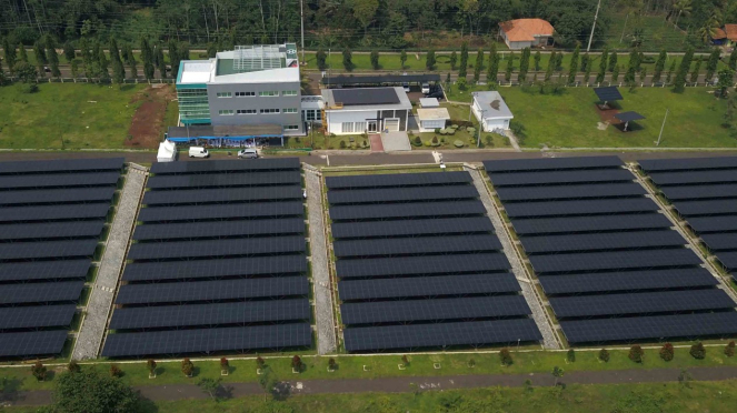 Foto udara panel surya di Pembangkit Listrik Tenaga Surya (PLTS) Cirata di Kabupaten Purwakarta, Jawa Barat