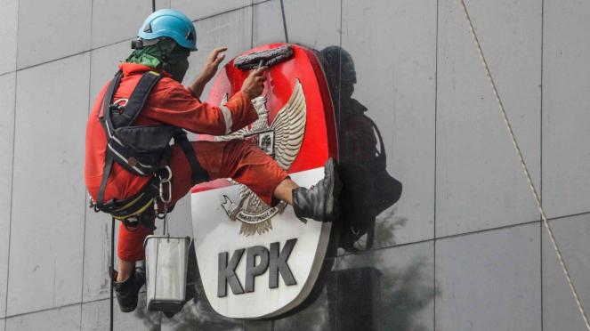 Pekerja membersihkan gedung KPK di Jakarta