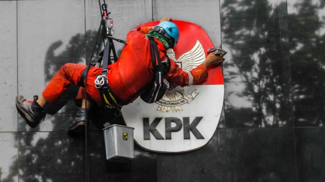 Un oficial limpia el logo del edificio KPK en Yakarta (Fotos) 