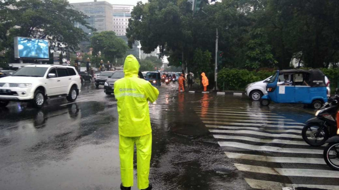 Suasana lalu lintas di kawasan depan PLN Gambir Jakarta Pusat usai hujan lebat