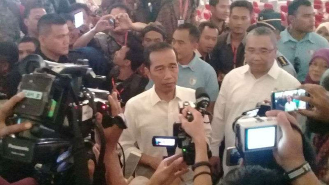 Presiden Joko Widodo usai memberikan pengarahan Sarasehan Pengelolaan Dana Desa se-Jawa Tengah yang dihadiri kepala desa dan pendamping desa di Kota Semarang, Kamis, 22 November 2018.