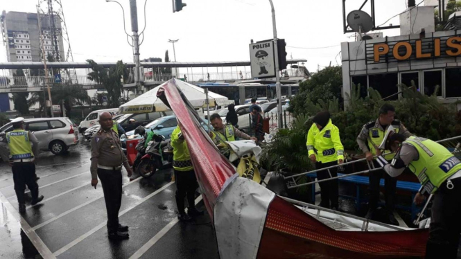 Posko milik polisi roboh usai hujan lebat melanda Jakarta