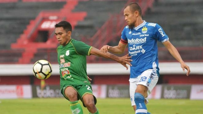 Frets Butuan kala membela PSMS melawan Persib