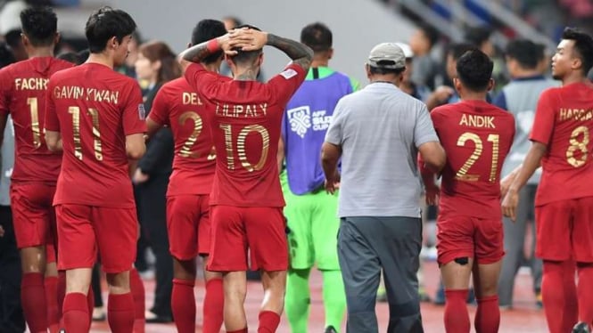Para pemain Timnas Indonesia usai kalah dari Thailand di ajang Piala AFF 2018