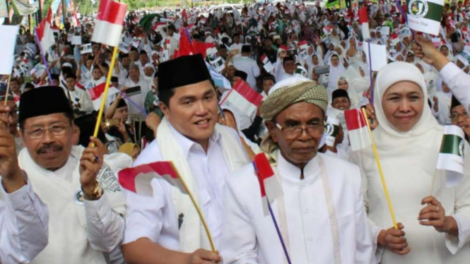 Ketua Tim Kampanye Jokowi-Ma'ruf, Erick Thohir di tengah Kiai dan Santri.