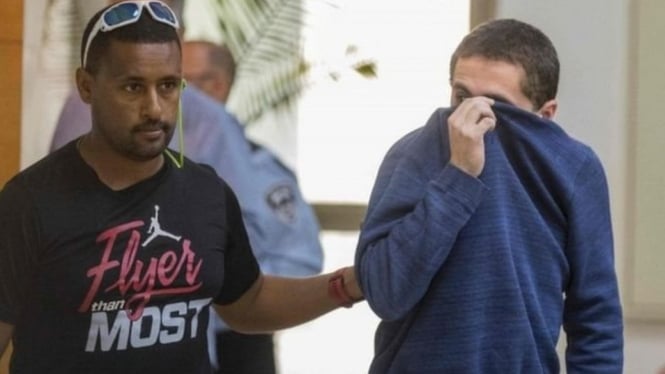 Michael Ron David Kadar (kanan) ditangkap di kota Ashkelon, Israel pada bulan Maret 2017. - AFP Getty
