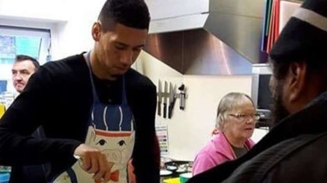 Chris Smalling, bek MU saat jualan hot dog