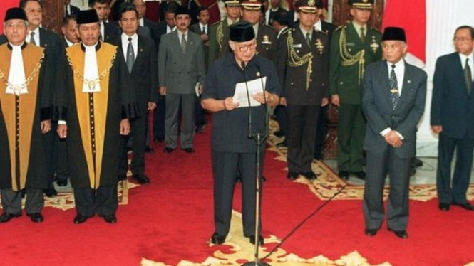 Presiden Soeharto saat mengumumkan pengunduran dirinya - Maya Vidon / Getty Images