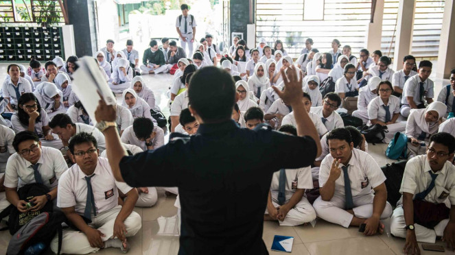 guru mengajar di sekolah guru mengajar di sekolah