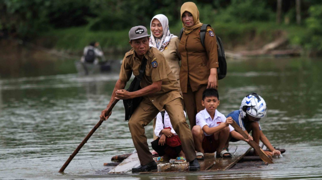 dedikasi guru untuk sekolah