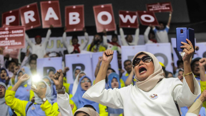 Relawan mengikuti acara Pembekalan Relawan Pasangan Capres-Cawapres Nomor Urut 02 Prabowo- Sandi di Istora Senayan, Jakarta