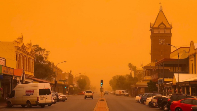 Suasana Kota Broken Hill yang dilanda badai debu. - MATT WHITLUM