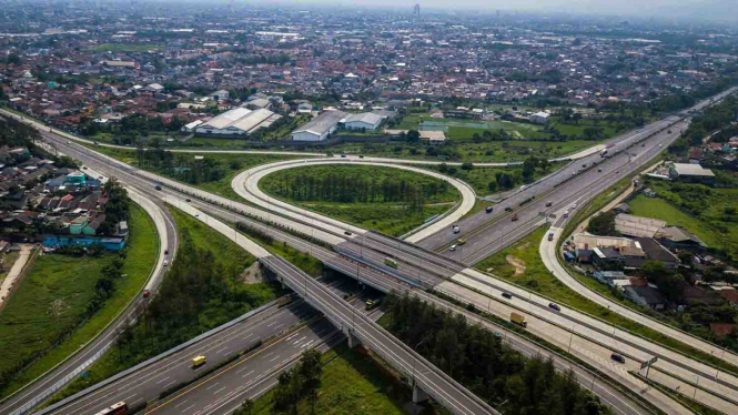 Foto udara persimpangan Jalan Tol Purwakarta-Bandung-Cileunyi (Purbaleunyi) dan Jalan Tol Soreang-Pasir Koja (Soroja) di Bandung, Jawa Barat, Jumat, 23 November 2018.