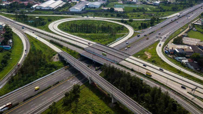 Foto udara persimpangan Jalan Tol Purwakarta-Bandung-Cileunyi (Purbaleunyi) dan Jalan Tol Soreang-Pasir Koja (Soroja) di Bandung, Jawa Barat, Jumat, 23 November 2018.