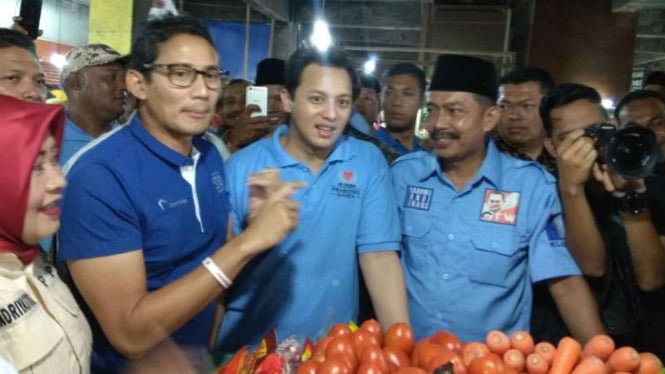 Calon wakil presiden Sandiaga Uno dalam kunjungannya ke pasar tradisional Pasar Besar di Kota Malang, Jawa Timur, pada Jumat, 23 November 2018.