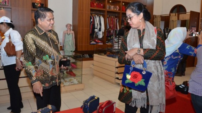 Anggota Komisi X DPR RI Mujib Rohmat mengunjungi kerajinan souvenir cinderamata.